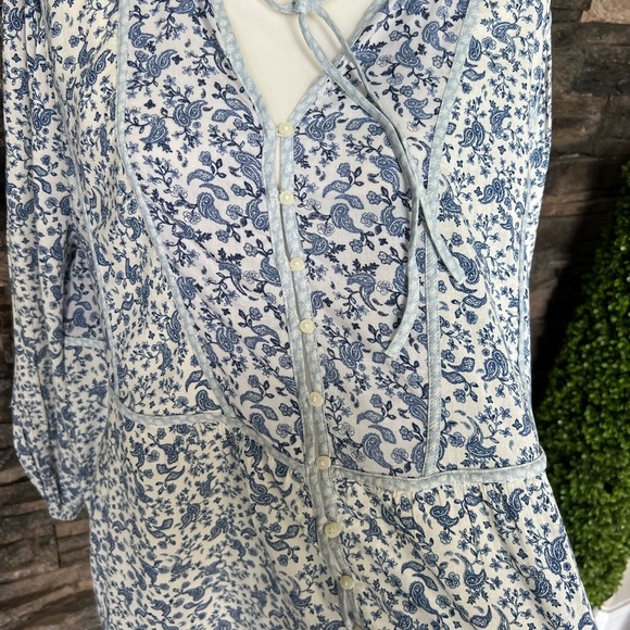 Old Navy Floral Blue and White Blouse - Picture 6 of 13